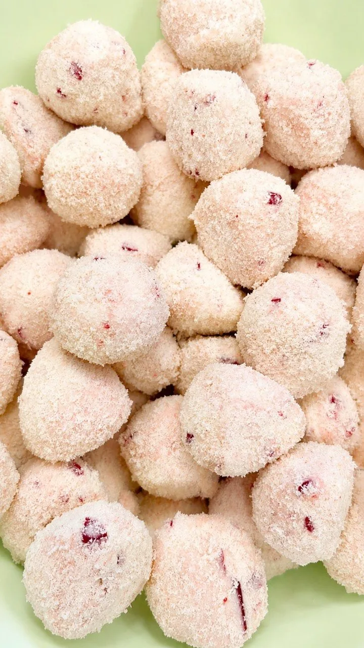 Montão de biscoitos do amor cravejados finalizados com leite em pó
